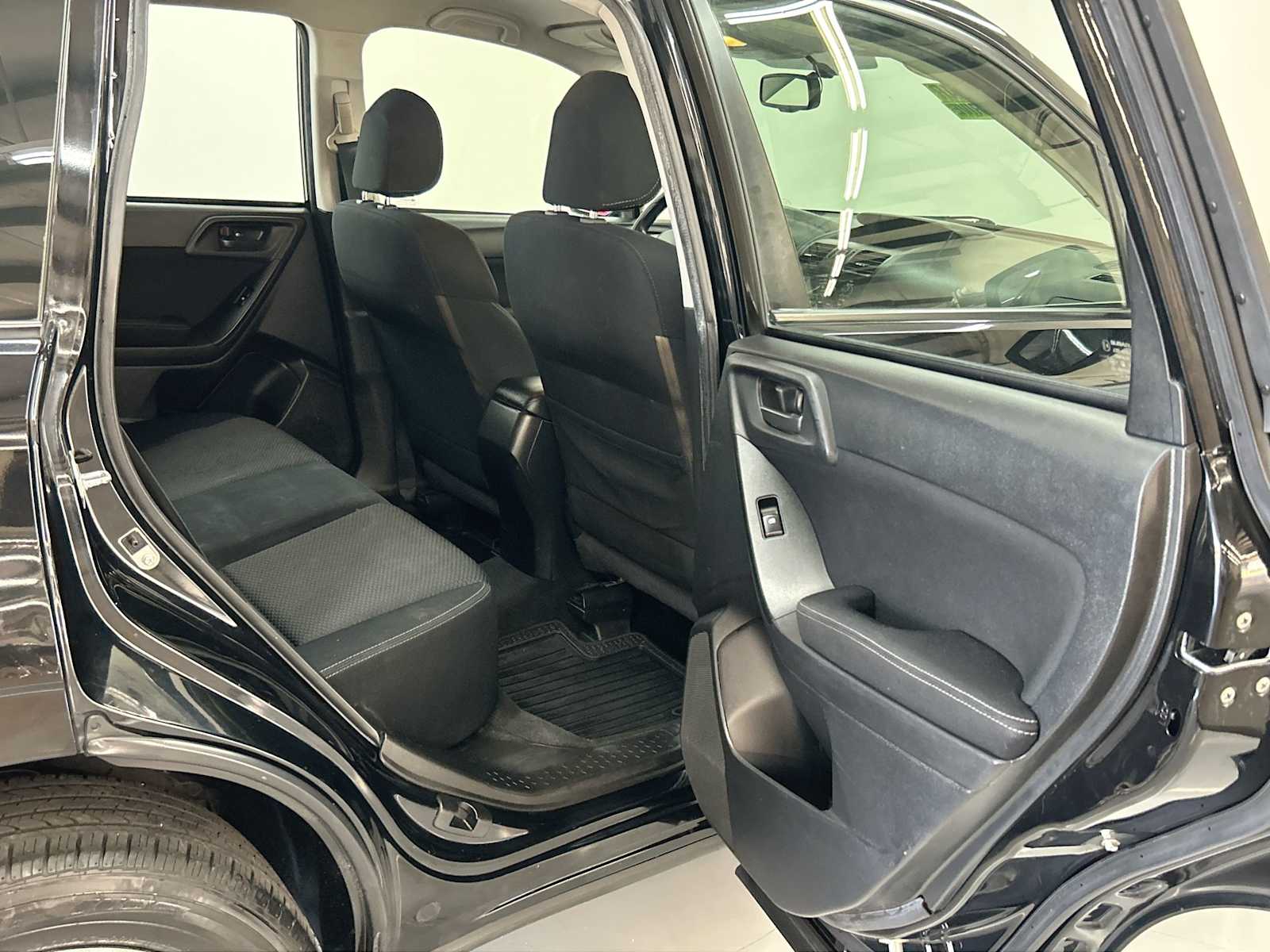 2014 Subaru Forester 2.5i Image 15 of 32