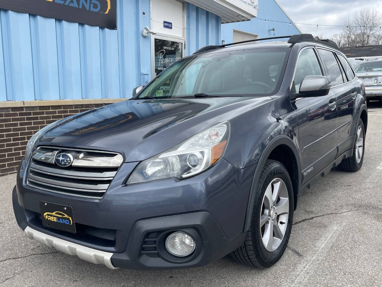 2014 Subaru Outback 2.5i Limited Image 1 of 30
