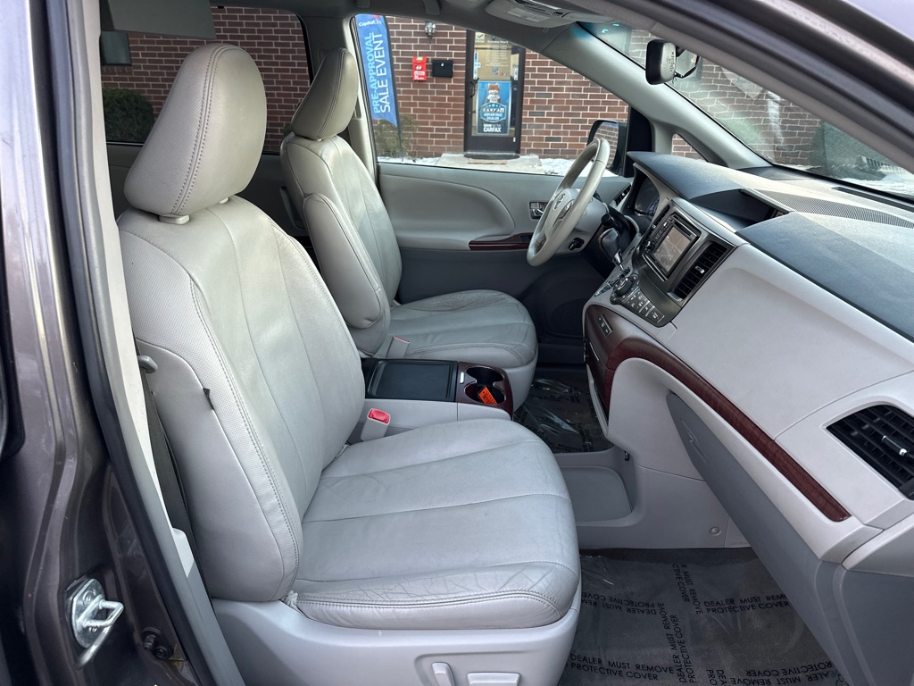 Vehicle image 21 of 35
