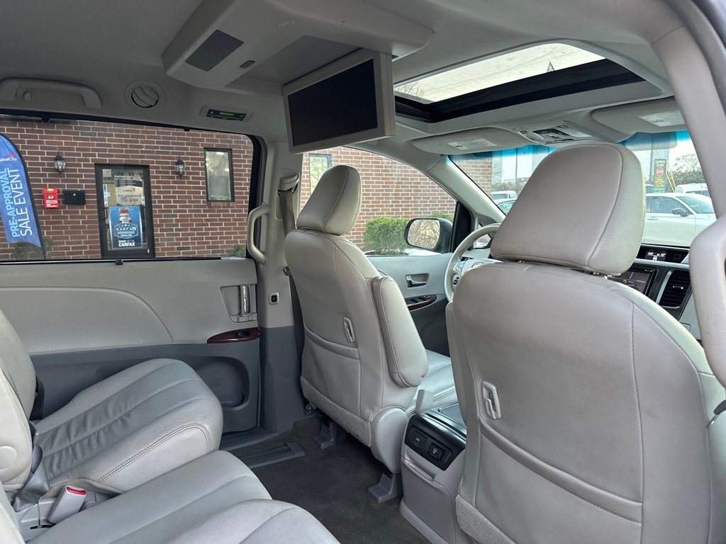 Vehicle image 19 of 35