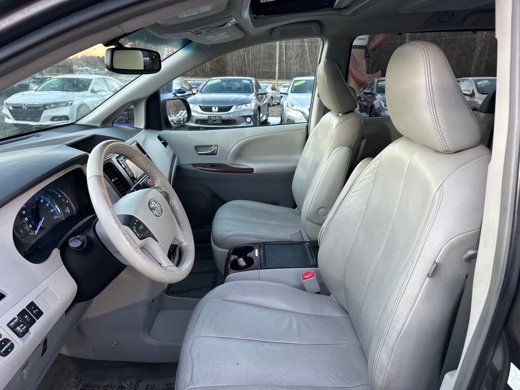 Vehicle image 11 of 35