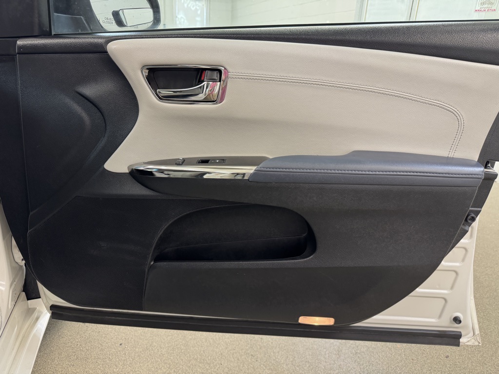 Vehicle image 25 of 35