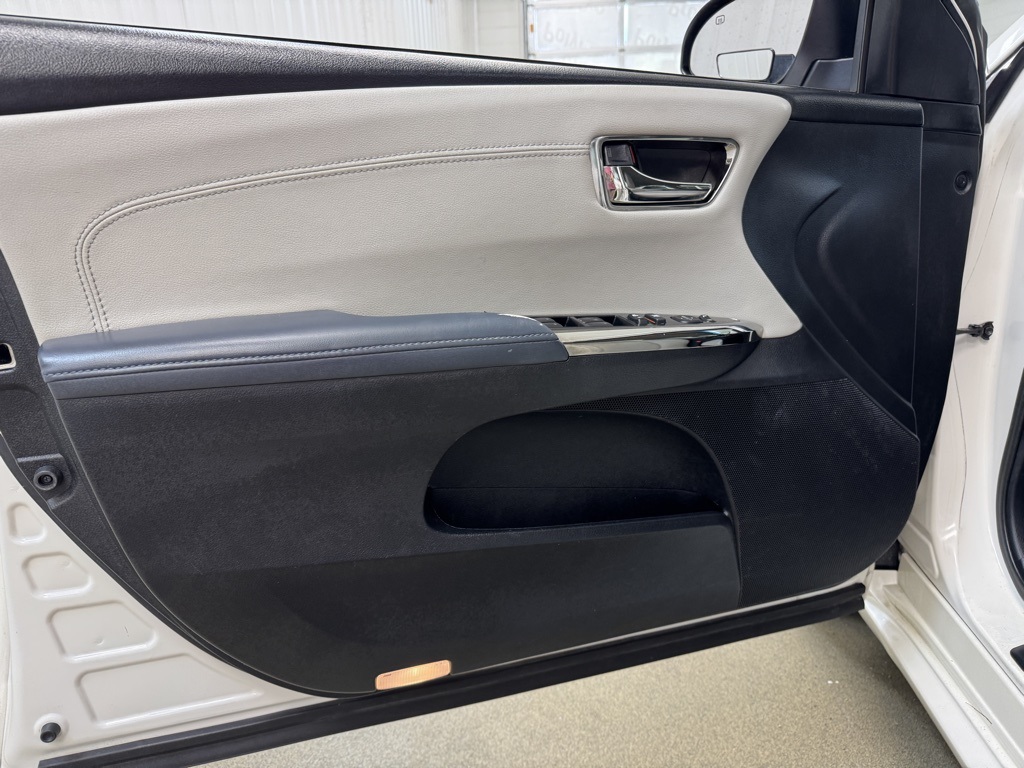 Vehicle image 8 of 35