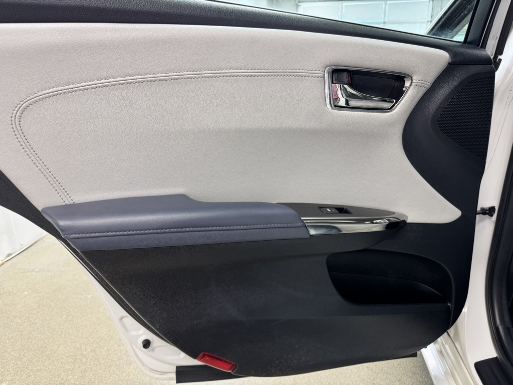 Vehicle image 14 of 35
