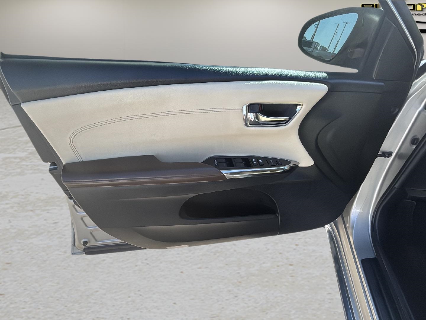 Vehicle image 17 of 22