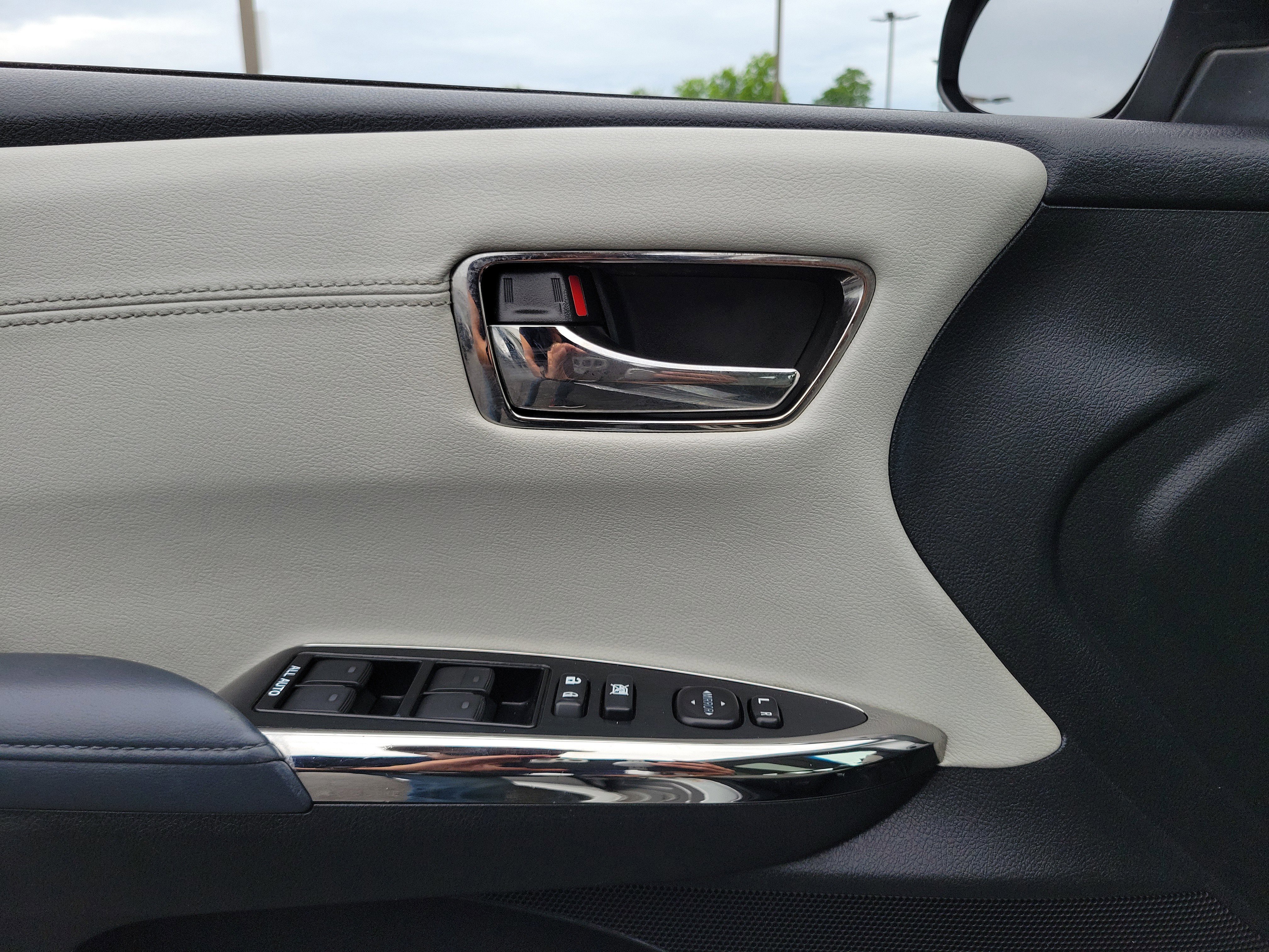 Vehicle image 17 of 30