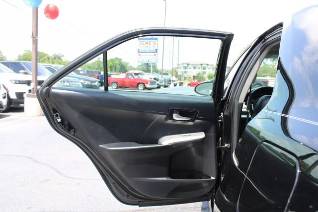 Vehicle image 17 of 33