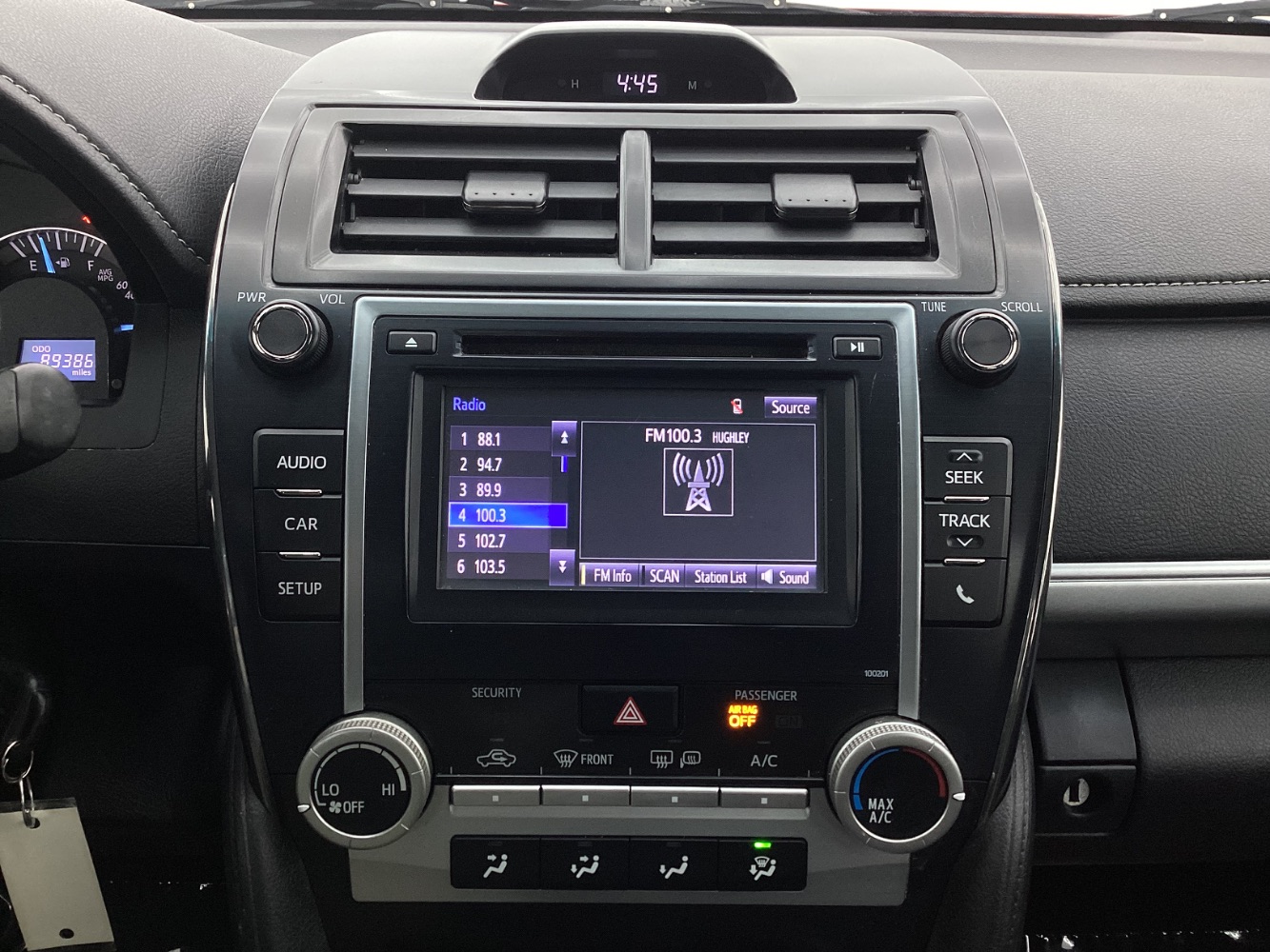Vehicle image 32 of 45