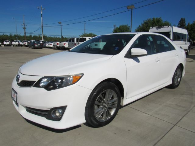 2014 Toyota Camry SE Image 1 of 19