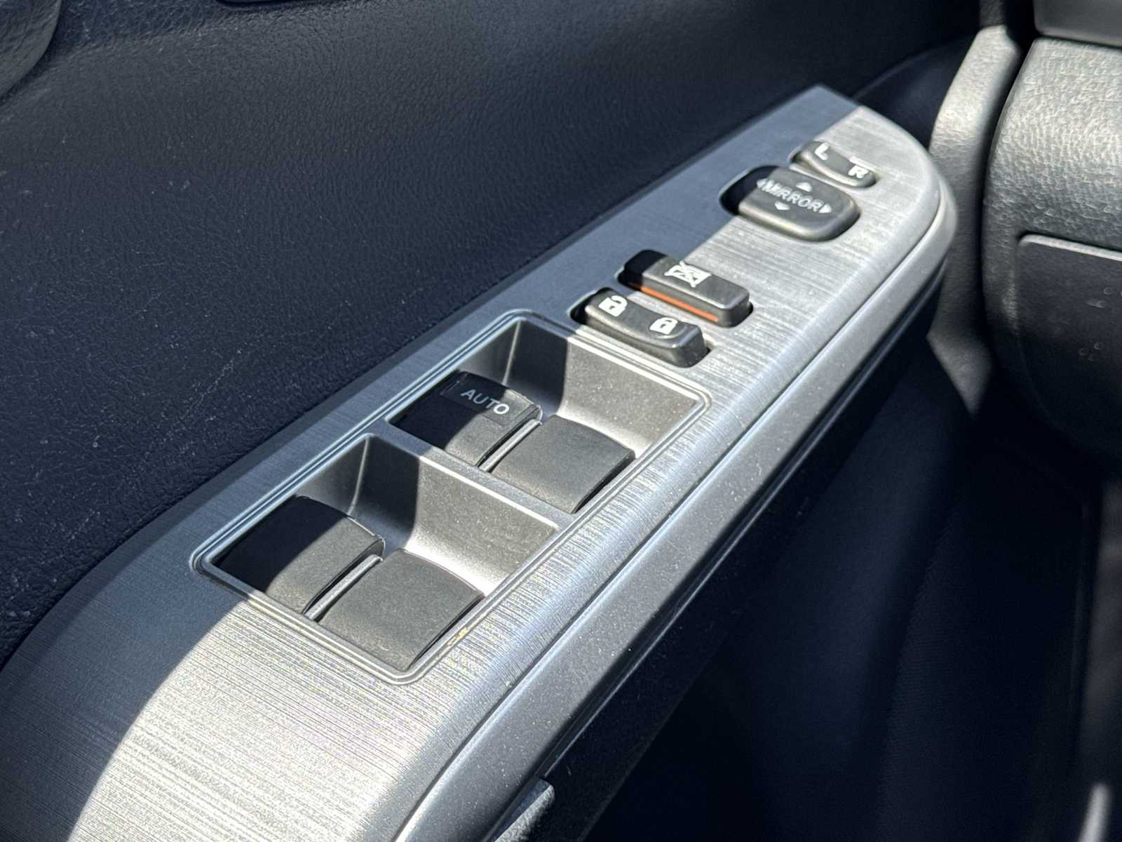 Vehicle image 14 of 28