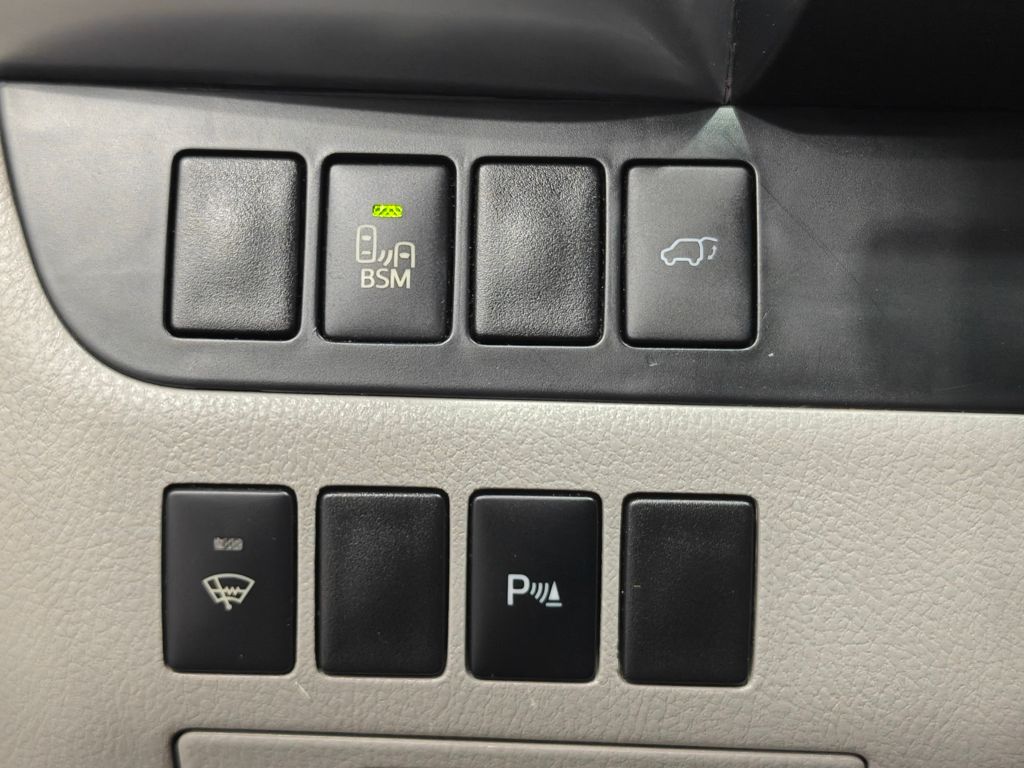 Vehicle image 21 of 66