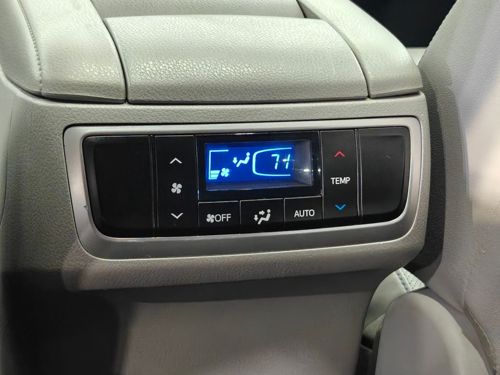 Vehicle image 33 of 66