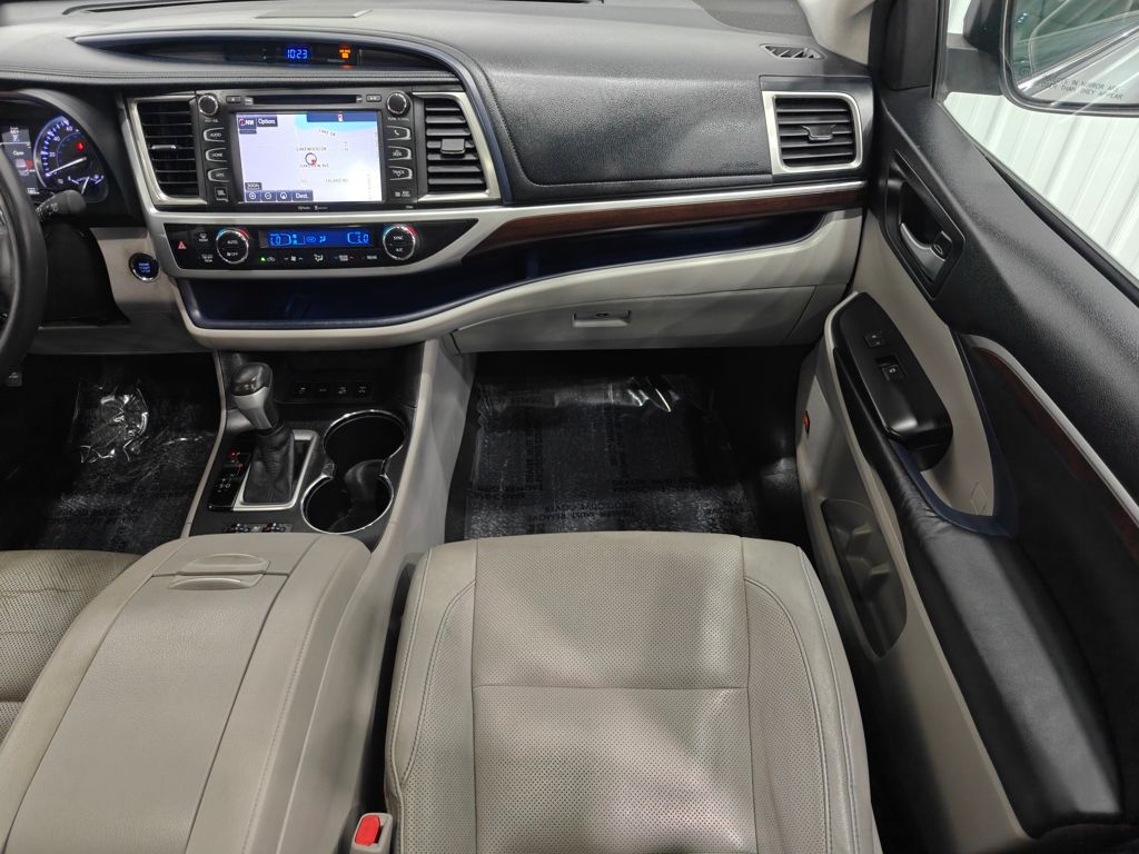 Vehicle image 29 of 66