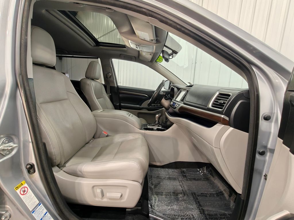 Vehicle image 28 of 66