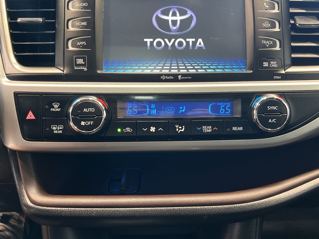 Vehicle image 26 of 43