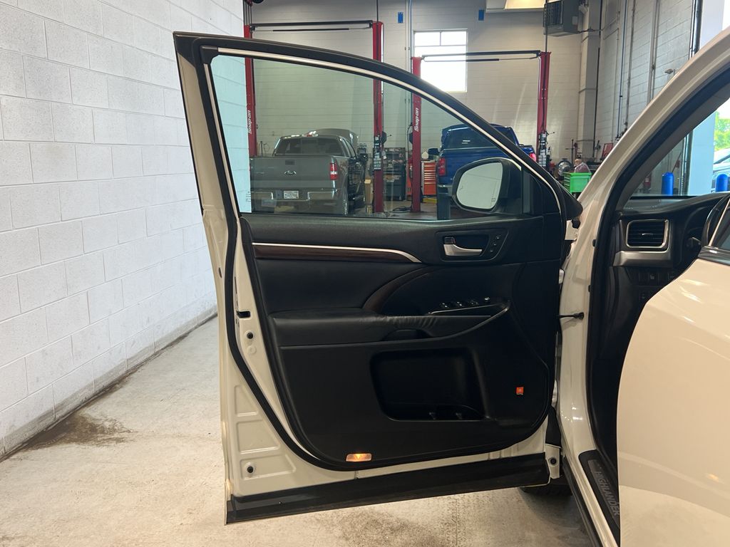 Vehicle image 21 of 43