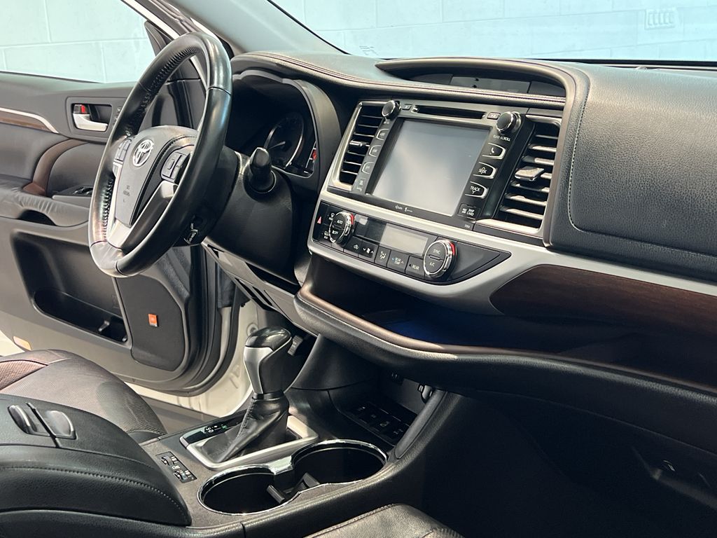 Vehicle image 20 of 43