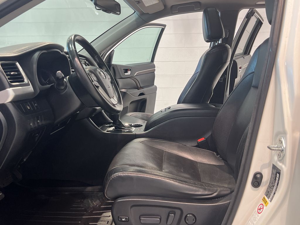 Vehicle image 32 of 43