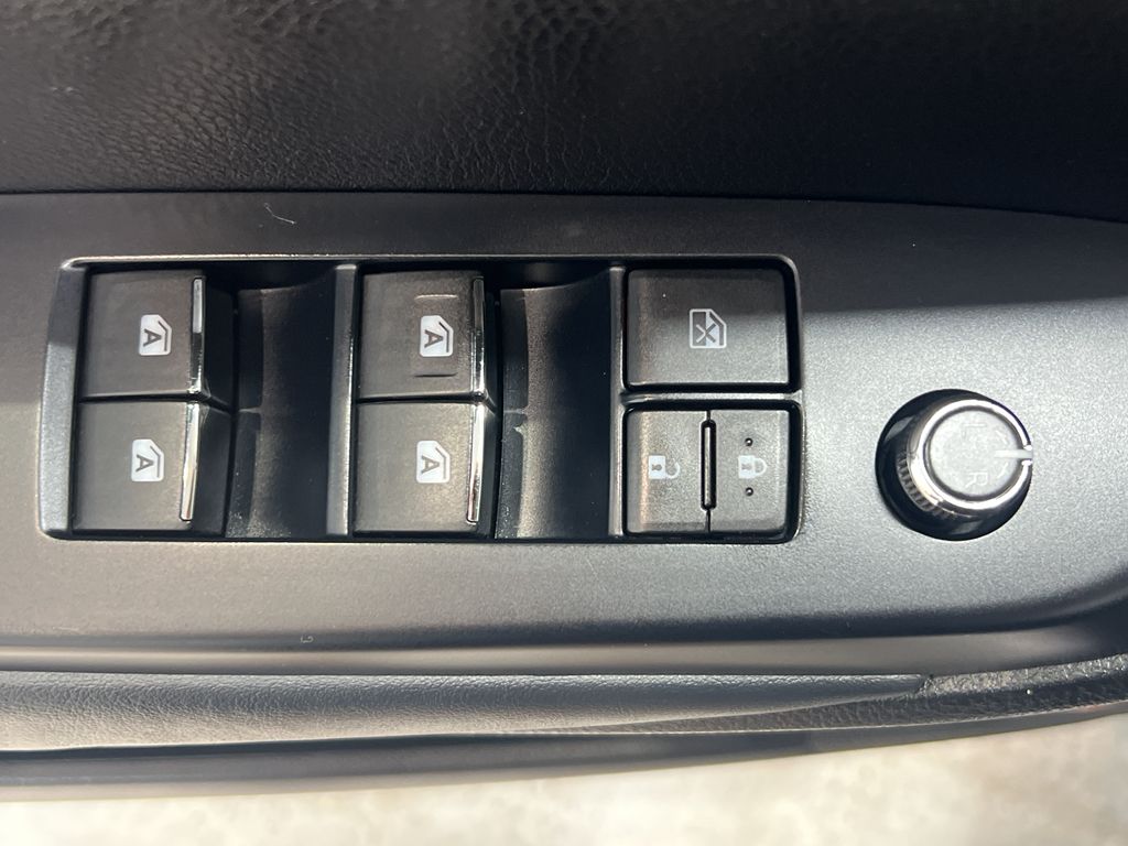 Vehicle image 34 of 43