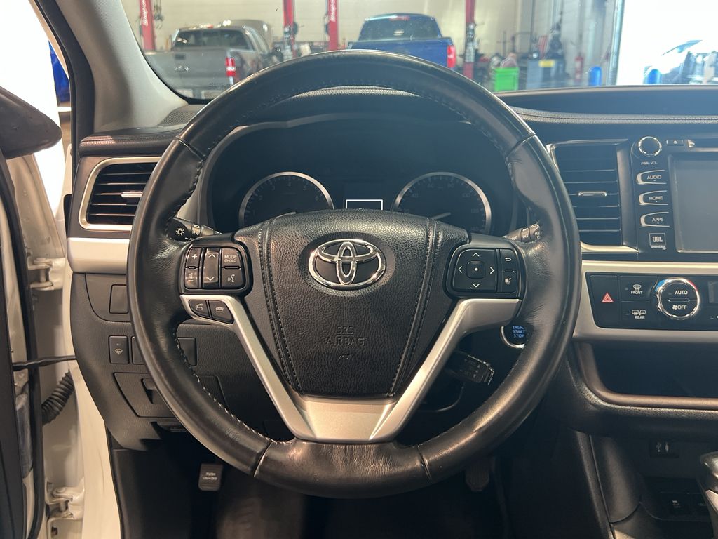 Vehicle image 33 of 43