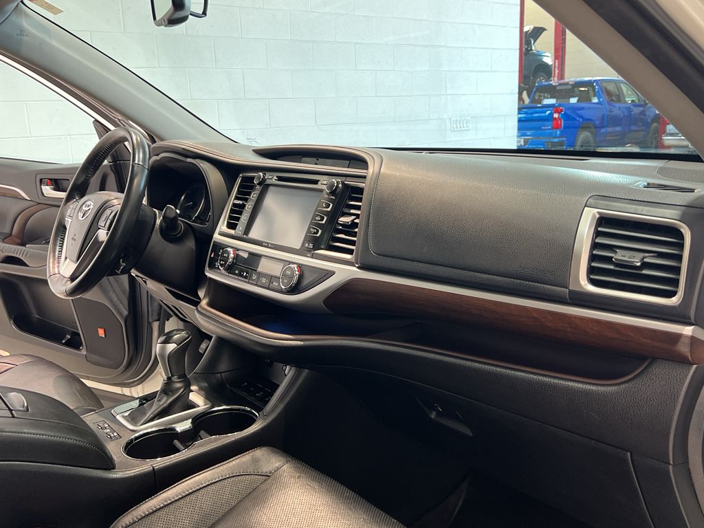 Vehicle image 18 of 43