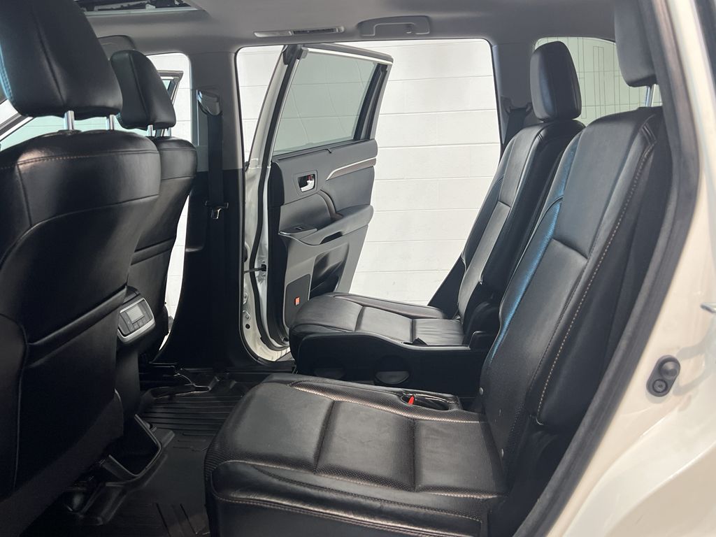 Vehicle image 14 of 43