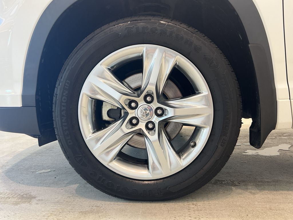 Vehicle image 11 of 43