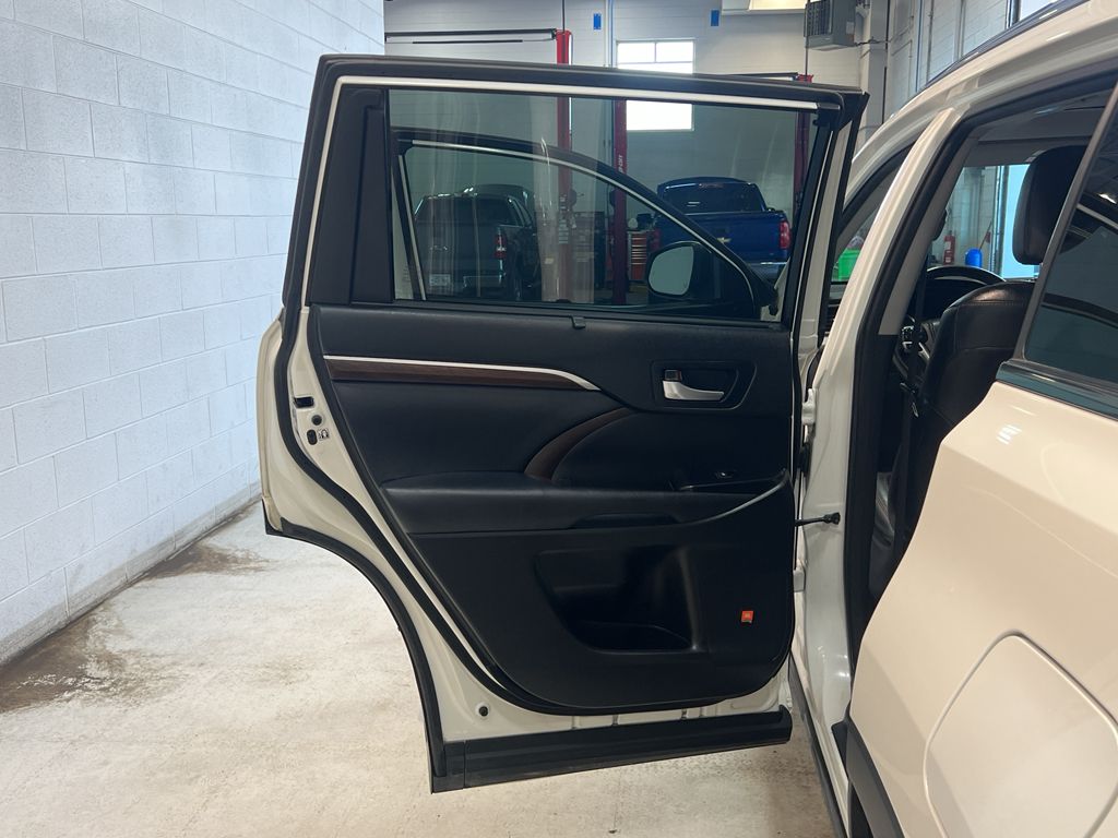 Vehicle image 38 of 43