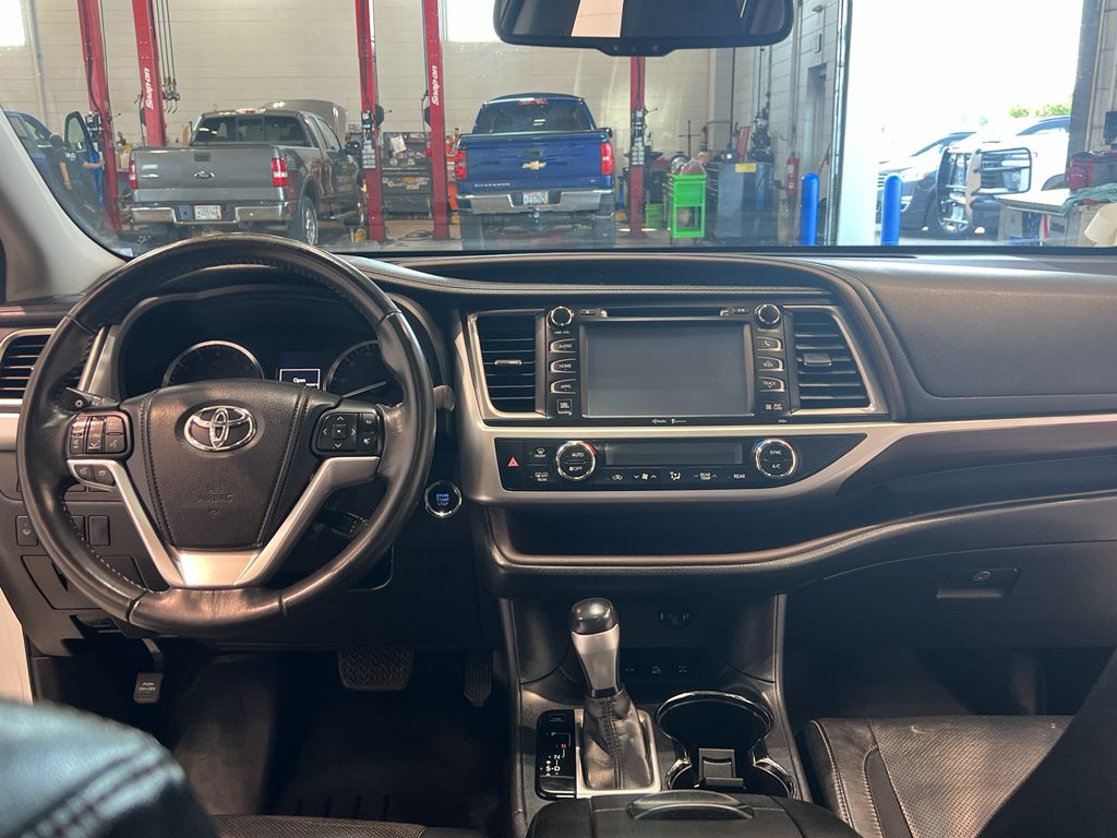 Vehicle image 19 of 43