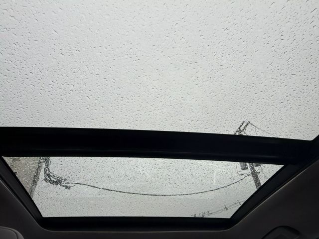 Vehicle image 33 of 36