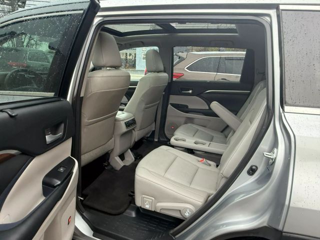 Vehicle image 32 of 36