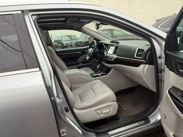 Vehicle image 28 of 36