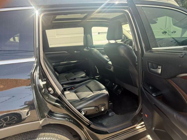 Vehicle image 17 of 23