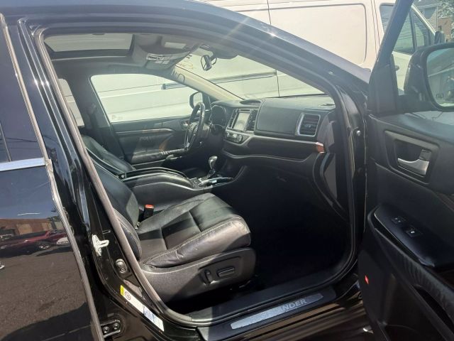 Vehicle image 15 of 23
