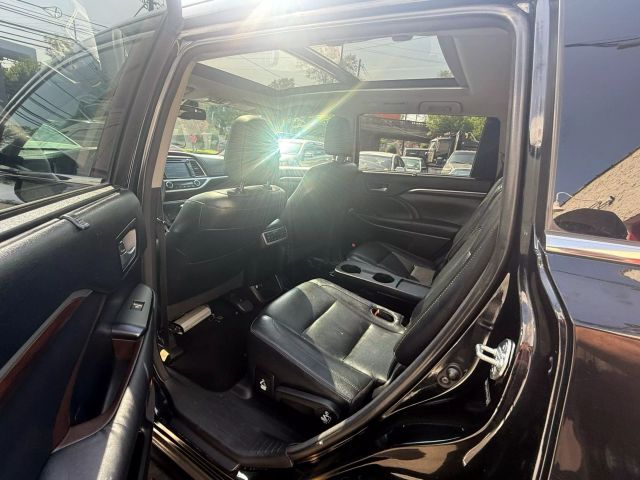 Vehicle image 19 of 23