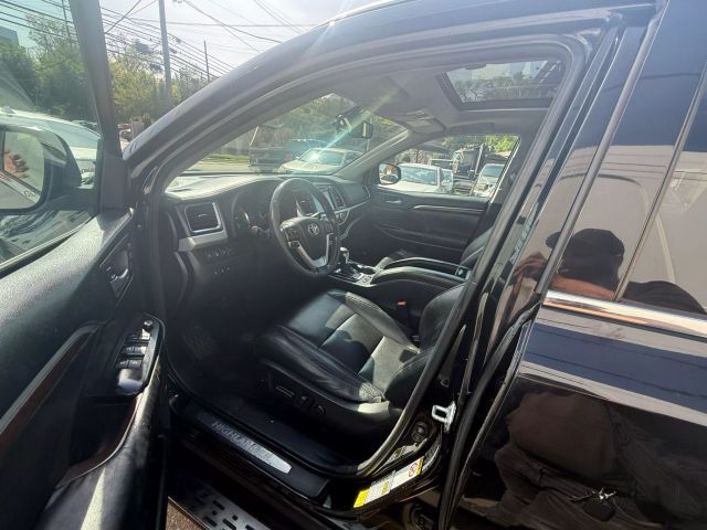 Vehicle image 13 of 23