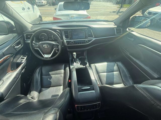 Vehicle image 21 of 23