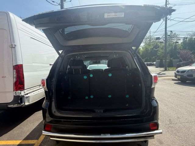 Vehicle image 18 of 23
