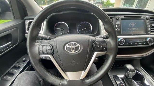 Vehicle image 26 of 38