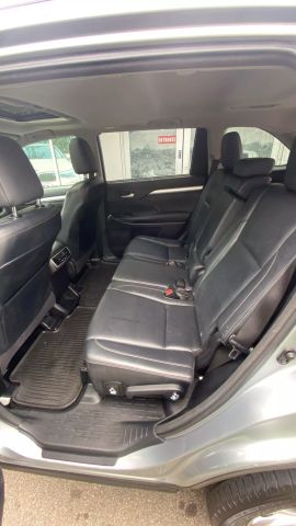 Vehicle image 21 of 38