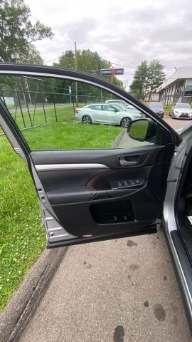 Vehicle image 9 of 38