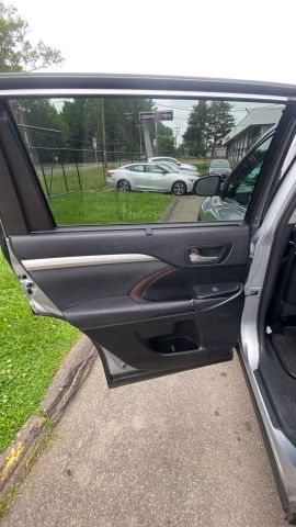 Vehicle image 19 of 38