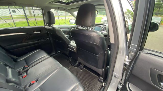Vehicle image 16 of 38