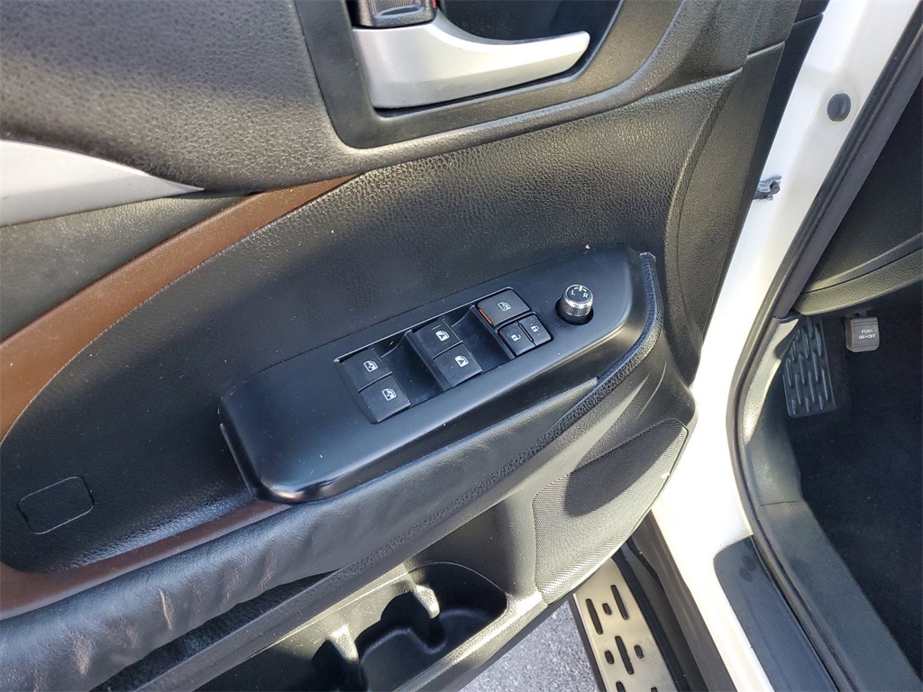 Vehicle image 17 of 25