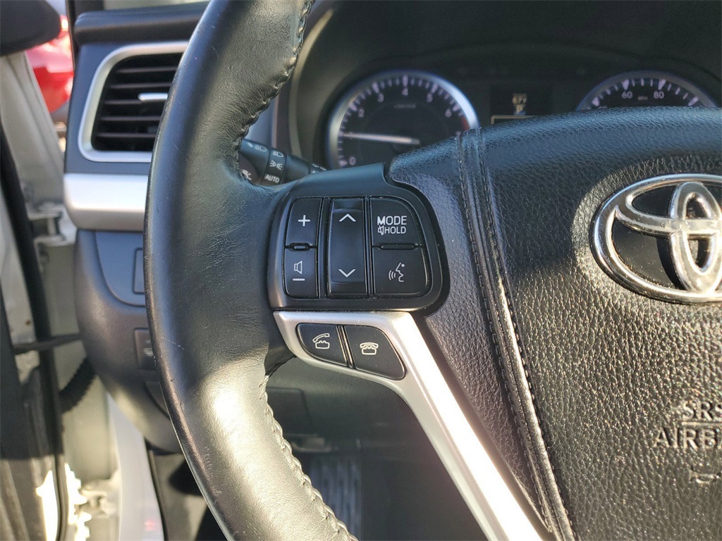 Vehicle image 21 of 25