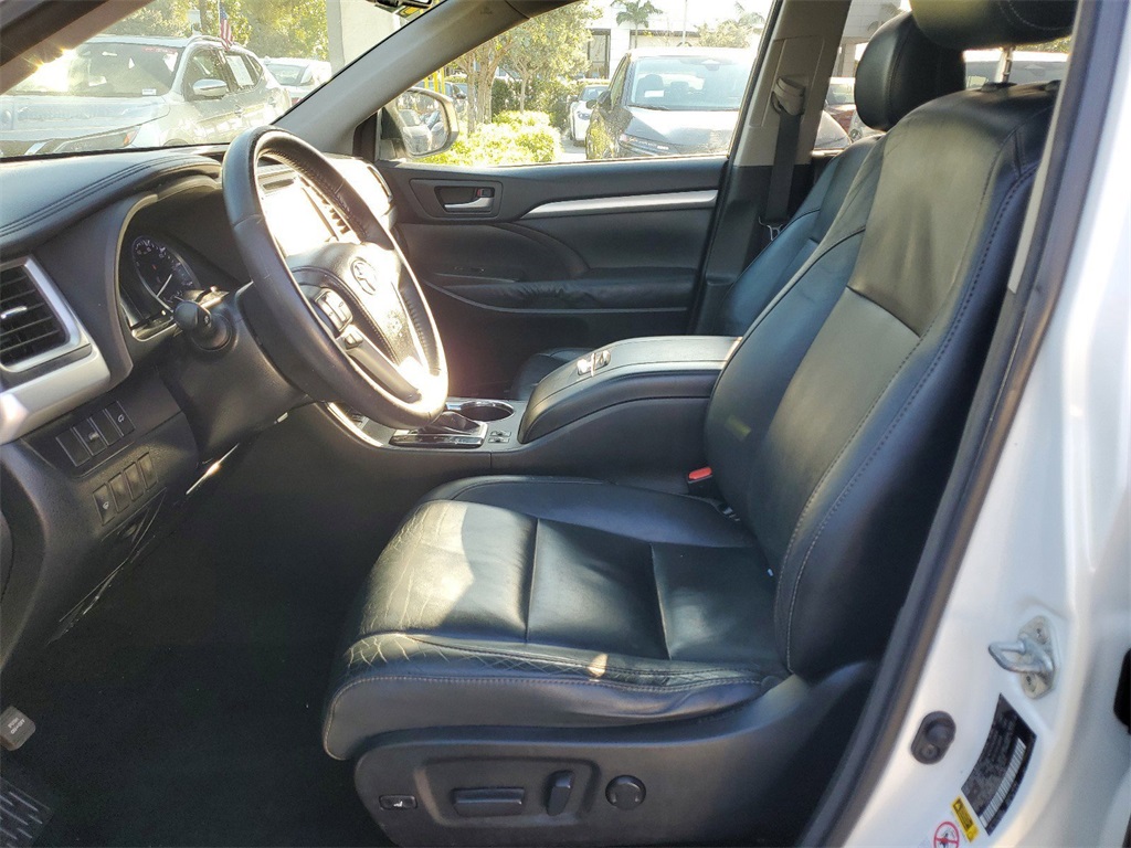 Vehicle image 14 of 25