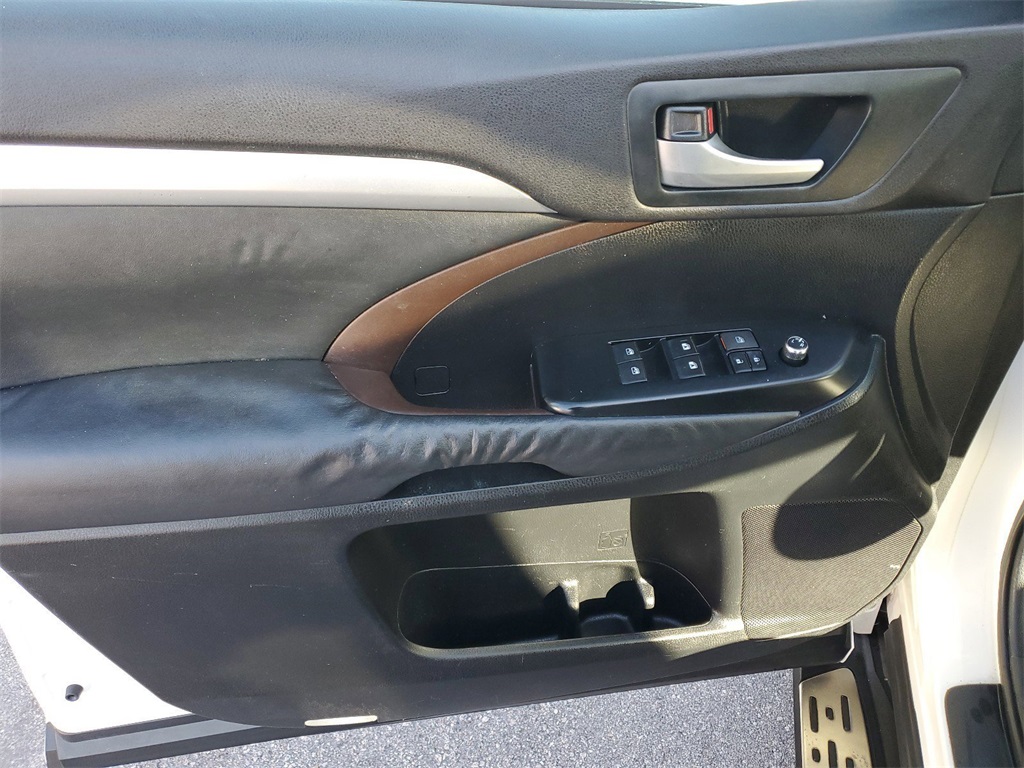 Vehicle image 16 of 25