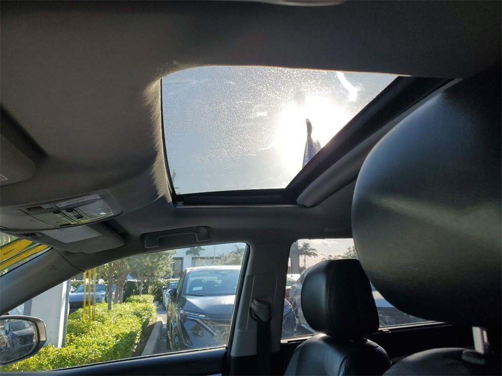 Vehicle image 18 of 25