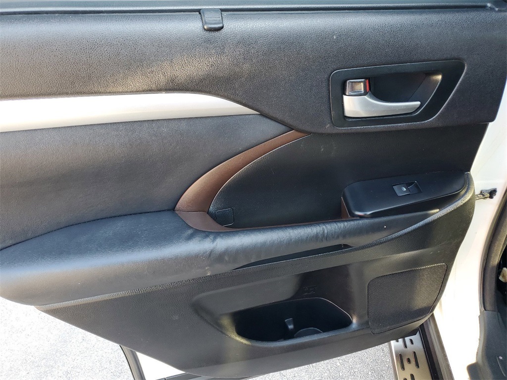 Vehicle image 9 of 25