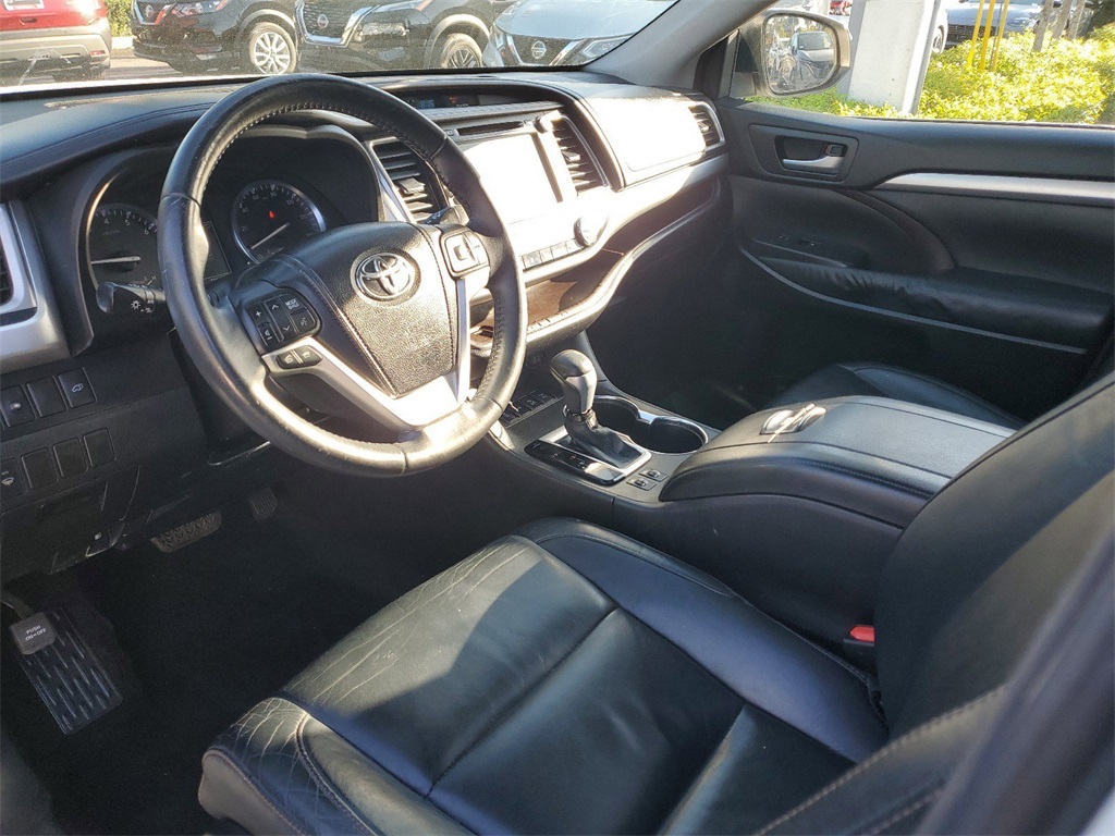 Vehicle image 15 of 25